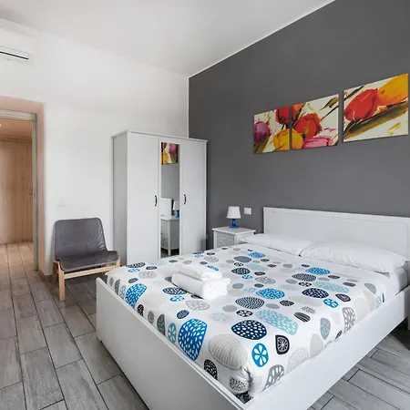 Lilli Home Holidays Apartment *